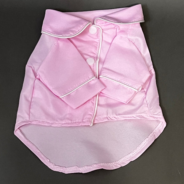 la pijama clàsica para razas pequeñas a mediana. en color rosa, es ligera, nada calurosa y tiene botones a presión.