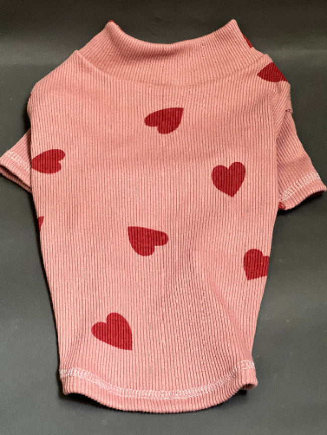 ESTAMPADO DE CORAZONES, CUELLO ALTO PERO NO ES GRUESO. VISTE Y ES COMODO ES SUETER POR LO QUE NO TIENE BOTONES O CIERRE. COLOR rosaESTAMPADO CORZONES ROJOS.