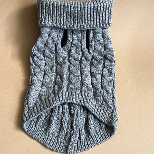 SUETER TEJIDO CUELLO TORTUGA, DE BUENA CALIDAD, CALIENTITO PARA RAZAS PEQUEÑAS. COLOR GRIS