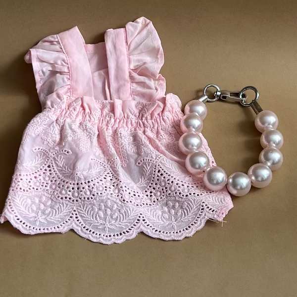 OUTFIT CON VESTIDO DE ALGODON DE TELA PERFORADA, LIGERO Y FACIL DE PONER. ELEGANTE PARA RAZAS PEQUEÑAS. COLOR ROSA
