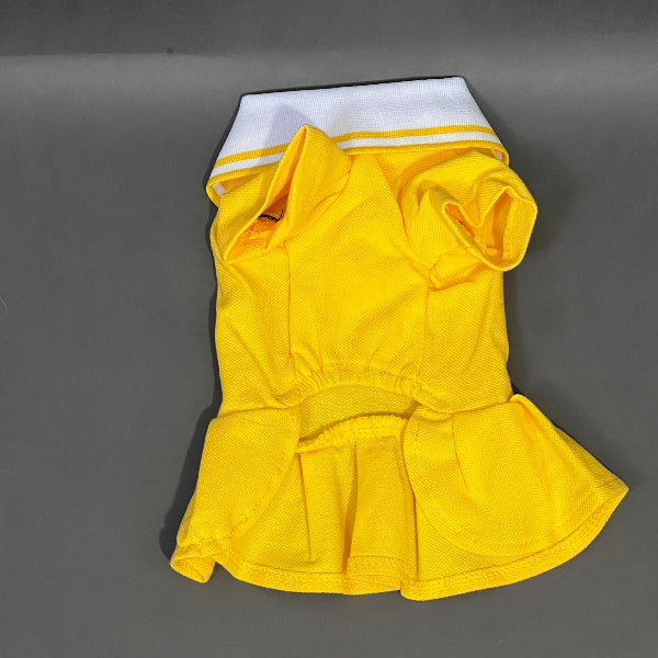 vestido tipo polo. Cómodo, sin botones ni cierres, ligero, coqueto. color amarillo