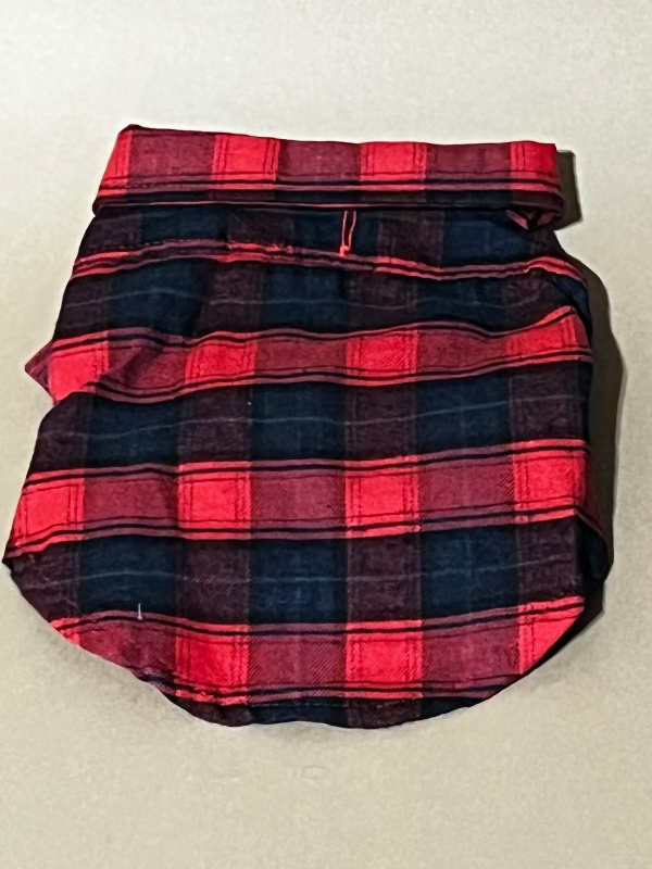 camisa para perro o gato de cuadros rojo y azul marino, es de botones a presión, tiene manga tres cuartos. Tiene un poco de lana pero no es demasiado caliente.