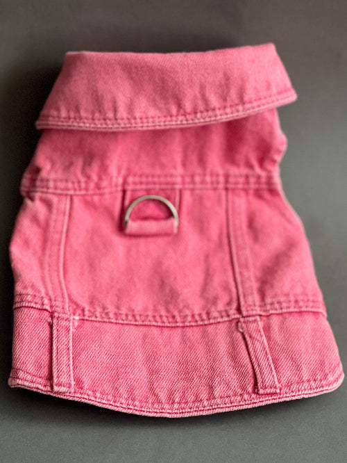 CHALECO PARA PERRO O GATO DE MEZCLILLA EN COLOR ROSA CON BOTONES A PRESIÓN PARA PERRO O GATO. SIN MANGA, HECHO DE ALGODÓN, SE PUEDE USAR SOLO O CON CAMISA, JERSEY, POLO, PLAYERA. UNA PRENDA CON MUCHAS COMBINACIONES.