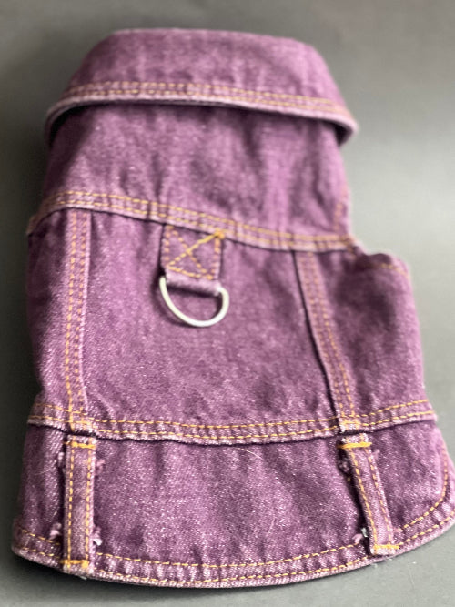CHALECO PARA PERRO O GATO DE MEZCLILLA EN COLOR MORADO CON BOTONES A PRESIÓN PARA PERRO O GATO. SIN MANGA, HECHO DE ALGODÓN, SE PUEDE USAR SOLO O CON CAMISA, JERSEY, POLO, PLAYERA. UNA PRENDA CON MUCHAS COMBINACIONES.