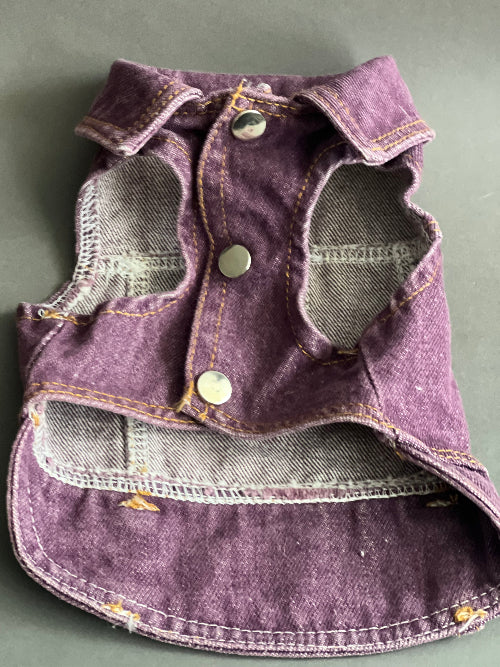 CHALECO PARA PERRO O GATO DE MEZCLILLA EN COLOR MORADO CON BOTONES A PRESIÓN PARA PERRO O GATO. SIN MANGA, HECHO DE ALGODÓN, SE PUEDE USAR SOLO O CON CAMISA, JERSEY, POLO, PLAYERA. UNA PRENDA CON MUCHAS COMBINACIONES.
