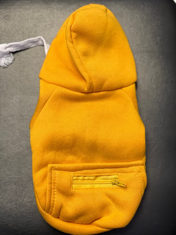 SUDADERA CON CAPUCHA COLOR amarillo, TIENE UN BOLSILLO PQUEÑO ATRAS, PARA GUARDAR ALGUN PREMIO O SUS BOLSITAS. PARA RAZAS PEQUEÑAS, MEDIANAS Y GRANDES.
