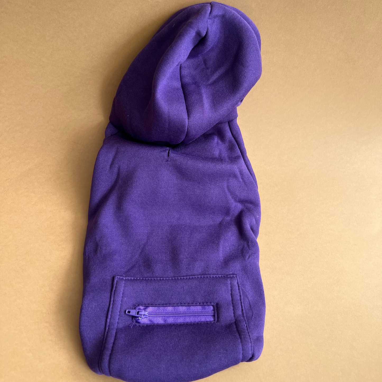 hoodie morada para perro grandes y chicos, es muy calientita y comoda. un look deportivo y relajado