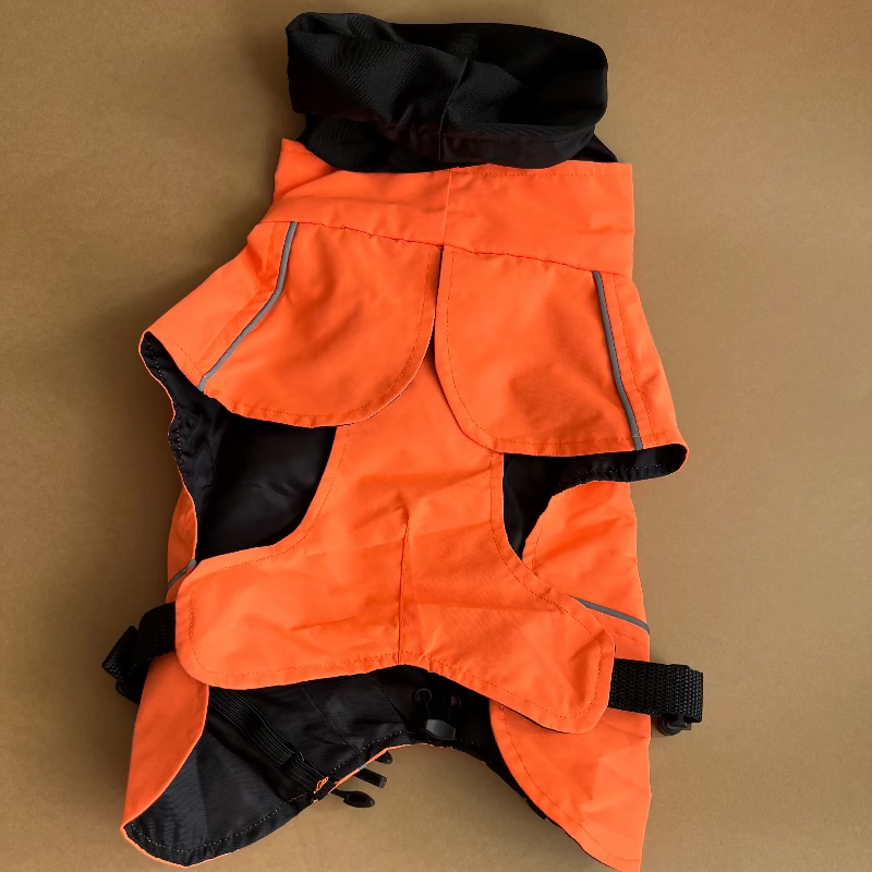 impermeable para perro tipo capa con un buen corte y cómodo