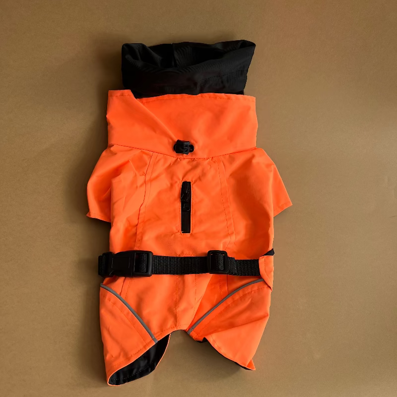 impermeable para perro tipo capa comodo y con buen diseño.