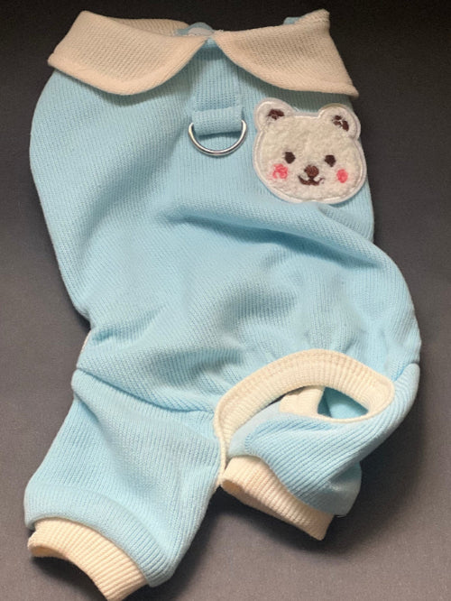 una pijama para perro viene en dos colores, azul y rosa, es de 4 patas pero es muy cómoda.