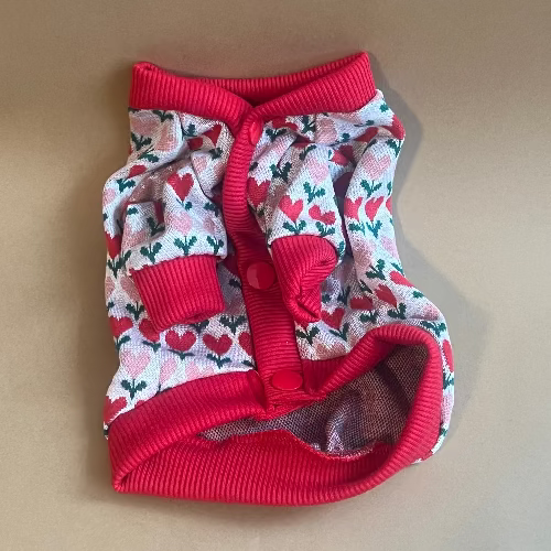 suéter heart con botones a presión, fácil de poner, cómodo, una tela deli y muy divertido por su estampado multicolor. para razas chicas y medianas, el mas grande es de 56 cm de pecho.