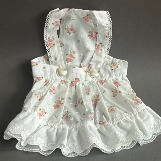 vestido de poliester pero suave y fresco, comodo para ponerr, es ligero pararazas pequeñas