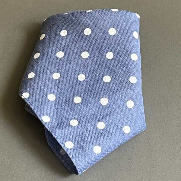 HECHOS DE POLIESTER, VIENEN EN UN SOLO TAMAÑO Y SON CUADRADAS PARA QUE SE PUEDAN ADAPTAR AL CUELLO DEL PERRITO O GATITO COLOR AZUL