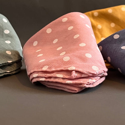 HECHOS DE POLIESTER, VIENEN EN UN SOLO TAMAÑO Y SON CUADRADAS PARA QUE SE PUEDAN ADAPTAR AL CUELLO DEL PERRITO O GATITO