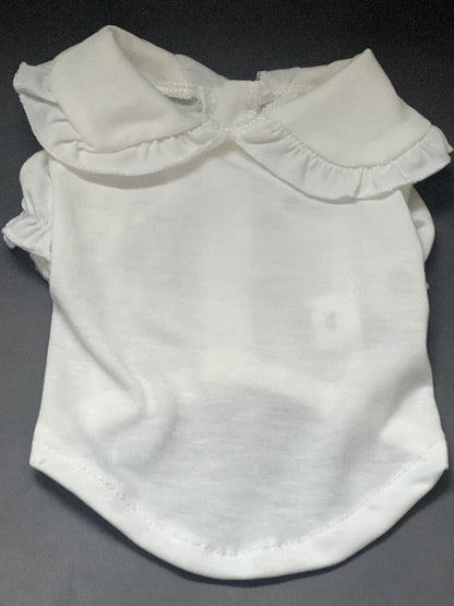 Blusa en color blanco, llena de detalles, desde los botones, el cuello y las mangas, coqueta para perro y gato, es còmoda y fresca.