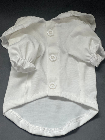 Blusa en color blanco, llena de detalles, desde los botones, el cuello y las mangas, coqueta para perro y gato, es còmoda y fresca.