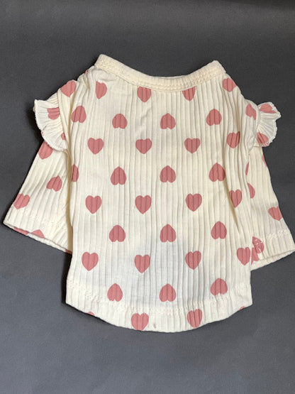 Blusa fresca en color crema con corazones en color rosa. y coqueta para perro y gato, es còmoda, liviana y tiene olanes en los hombros. viene en tes colores. pararazas pequeñas a medianas.