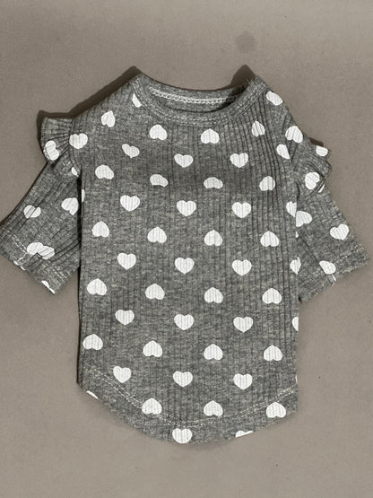 Blusa fresca en color gris con corazones en color blanco. y coqueta para perro y gato, es còmoda, liviana y tiene olanes en los hombros. viene en tes colores. pararazas pequeñas a medianas.