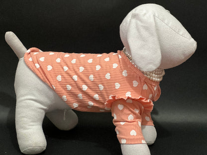 Blusa fresca en color rosa con corazones en color blanco. y coqueta para perro y gato, es còmoda, liviana y tiene olanes en los hombros. viene en tes colores. pararazas pequeñas a medianas.