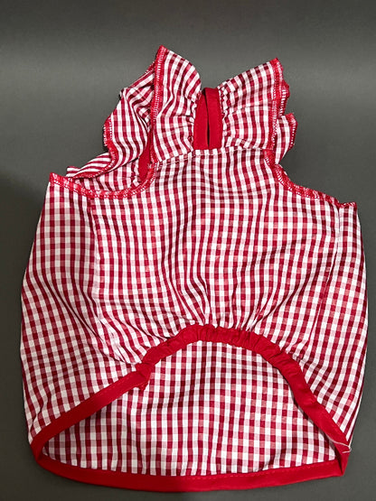 Blusa para perro y gato en cuadros color rojo, fresca, coqueta, sin mangas ni botones.