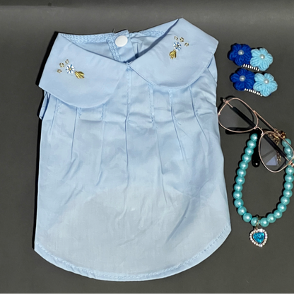 BLUSA AZUL CON CUELLO. PARA PERRO O GATO. FRESCA, DE VESTIR, CON UN BORDADO MUY DELICADO EN EL CUELLO, DE BOTONES. 