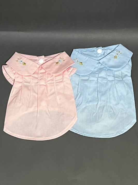 BLUSA CON CUELLO. PARA PERRO O GATO. FRESCA, DE VESTIR, CON UN BORDADO MUY DELICADO EN EL CUELLO, DE BOTONES.
