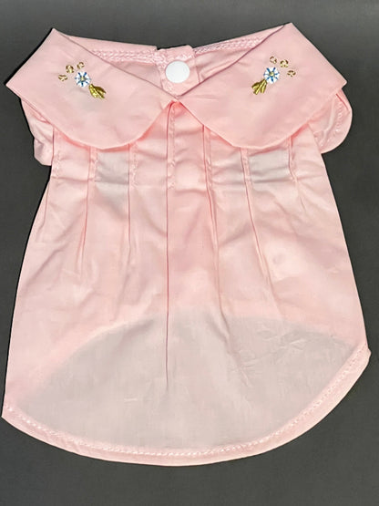 BLUSA ROSA CON CUELLO. PARA PERRO O GATO. FRESCA, DE VESTIR, CON UN BORDADO MUY DELICADO EN EL CUELLO, DE BOTONES.