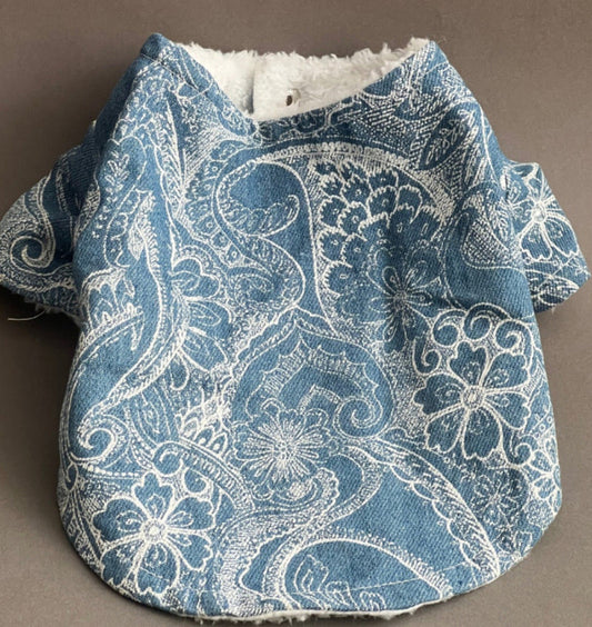 blusa para otoño o invierno, esta forrada por dentro y por fuera es de mezclilla. mangas de tres cuartos y de botones. ideal para perro o gato.