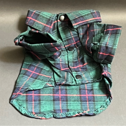 camisa para perro o gato de cuadros verde y azul marino, es de botones a presión, tiene manga tres cuartos. Tiene un poco de lana pero no es demasiado caliente. 