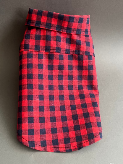 ESTE ES UN OUTFIT CON LA CAMISA DE CUADROS AZUL MARINO Y ROJO. TOP SELLER PUEDE USARLO PERROS O GATOS, ES UNA CAMISA FRESCA COMBINABLE Y UNISEX.