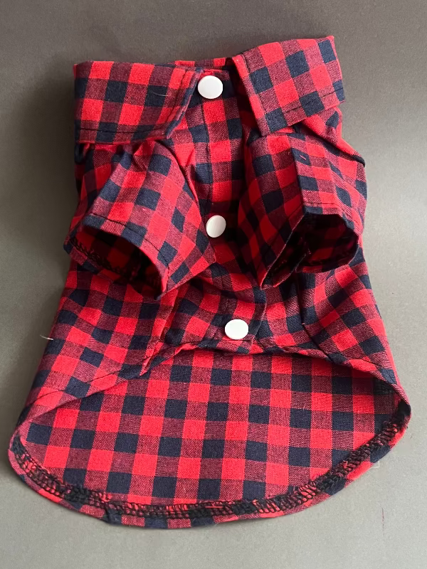 ESTE ES UN OUTFIT CON LA CAMISA DE CUADROS AZUL MARINO Y ROJO. TOP SELLER PUEDE USARLO PERROS O GATOS, ES UNA CAMISA FRESCA COMBINABLE Y UNISEX.