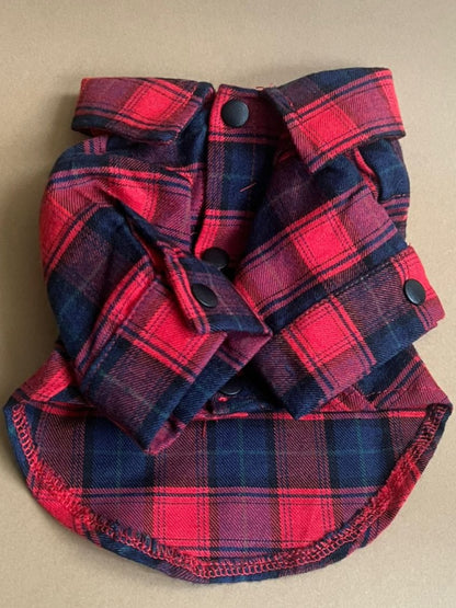camisa para perro o gato de cuadros rojo y azul marino, es de botones a presión, tiene manga tres cuartos. Tiene un poco de lana pero no es demasiado caliente. 