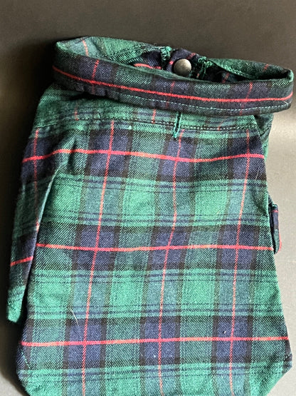 camisa para perro o gato de cuadros verde y azul marino, es de botones a presión, tiene manga tres cuartos. Tiene un poco de lana pero no es demasiado caliente. 