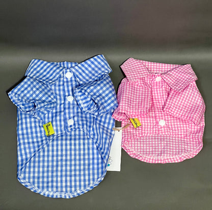 camisa de cuadros blancos fondo azul claro o rosa claro, manga corta con botones a presión ideal para perro o gato.