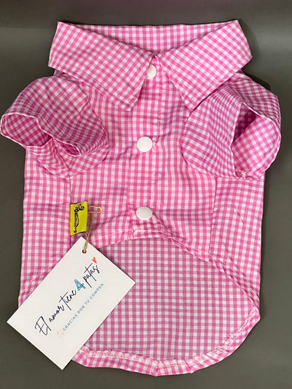 camisa de cuadros blancos fondo rosa claro, manga corta con botones a presión ideal para perro o gato.