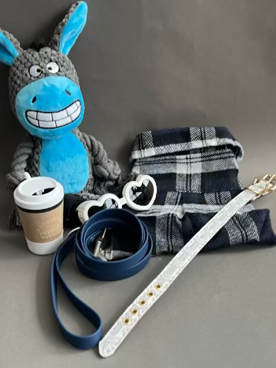 CAMISA PARA PERRO O GATO, MANGA MUY CORTA, LA TELA ES LANOSA PERO NO ES GRUESA. CON UN TONO DE CUADROS AZUL MARINO Y BLANCO LO QUE LA HACE SUPER COMBINABLE