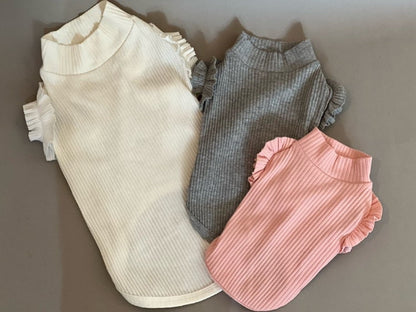 CAMISETA PARA PERRO O GATO EN TRES COLORES, GRIS, ROSA O BLANCO. SUPER COQUETA CON OLANES EN LOS HOMBROS, NO TIENE MANGAS POR LO QUE LA HACE IDEAL PARA EL VERANO. SIMPLEMENTE SE METE POR LA CABEZA PORQUE NO TIENE NI CIERRE NNI BOTONES.