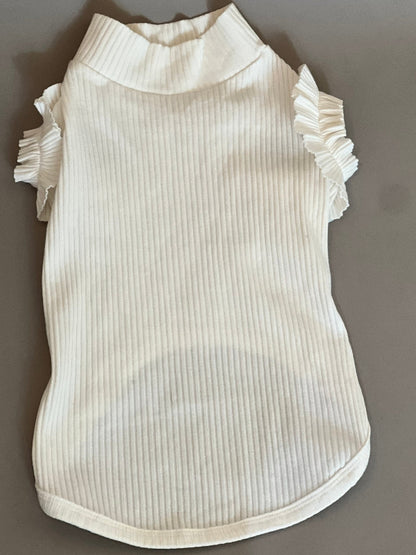 CAMISETA EN COLOR BLANCO PARA PERRO O GATO. SUPER COQUETA CON OLANES EN LOS HOMBROS, NO TIENE MANGAS POR LO QUE LA HACE IDEAL PARA EL VERANO. SIMPLEMENTE SE METE POR LA CABEZA PORQUE NO TIENE NI CIERRE NNI BOTONES.