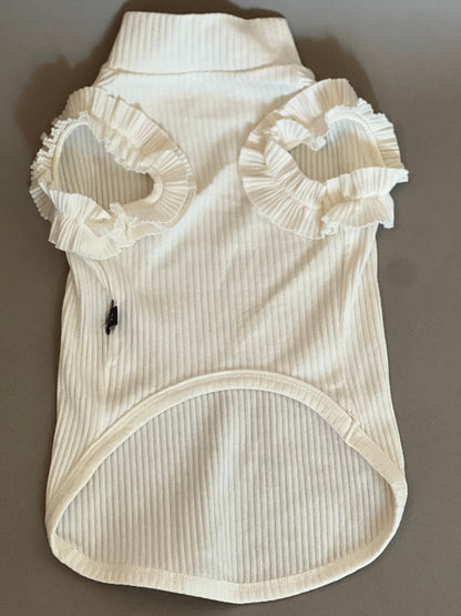 CAMISETA EN COLOR BLANCO PARA PERRO O GATO. SUPER COQUETA CON OLANES EN LOS HOMBROS, NO TIENE MANGAS POR LO QUE LA HACE IDEAL PARA EL VERANO. SIMPLEMENTE SE METE POR LA CABEZA PORQUE NO TIENE NI CIERRE NNI BOTONES.