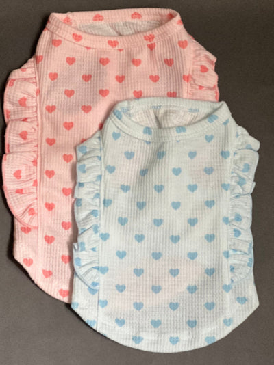 una camiseta fresca para perro o gato en dos colores azul y rosa con estampado de carazoncitos. coqueta liviana ideal para estar bien arreglado.