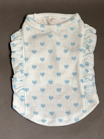 una camiseta fresca para perro o gato en color azul y estampado de carazoncitos. coqueta liviana ideal para estar bien arreglado sin pasar calor.