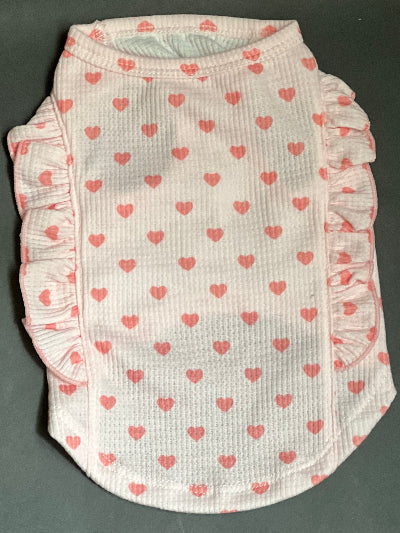 una camiseta fresca para perro o gato en color rosa y estampado de carazoncitos. coqueta liviana ideal para estar bien arreglado sin pasar calor.