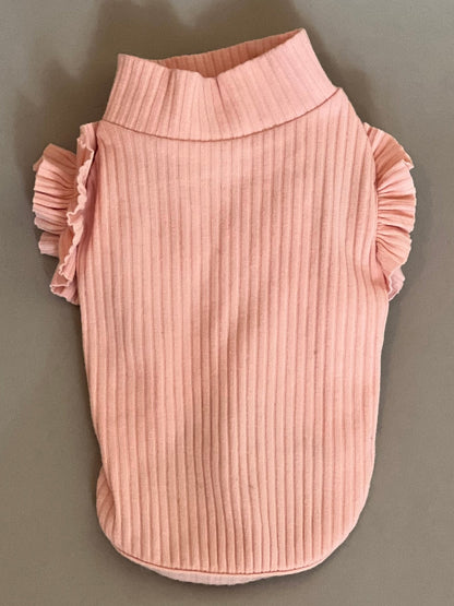 CAMISETA EN COLOR ROSA PARA PERRO O GATO. SUPER COQUETA CON OLANES EN LOS HOMBROS, NO TIENE MANGAS POR LO QUE LA HACE IDEAL PARA EL VERANO. SIMPLEMENTE SE METE POR LA CABEZA PORQUE NO TIENE NI CIERRE NNI BOTONES.