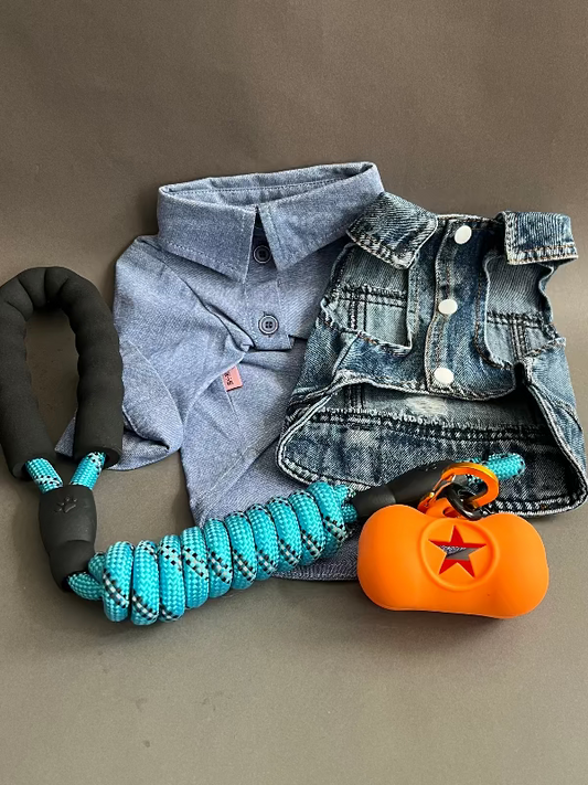 OUTFIR CON CHALECO DE MEZCLILLA. CHALECO CON BOTONES A PRESIÓN PARA PERRO O GATO. SIN MANGA, HECHO DE ALGODÓN, UNISEX, SE PUEDE USAR SOLO O CON CAMISA, JERSEY, POLO, PLAYERA. UNA PRENDA CON MUCHAS COMBINACIONES.