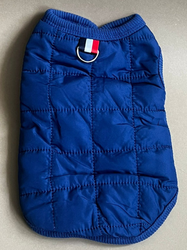 Chaleco en color azul para perro o gato, es calientito, está forrado por dentro unisex. trae la argolla para sujetar la correa. es para razas pequeñas a medianas.