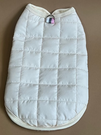 Chaleco en color crema para perro o gato, es calientito, está forrado por dentro unisex. trae la argolla para sujetar la correa. es para razas pequeñas a medianas.