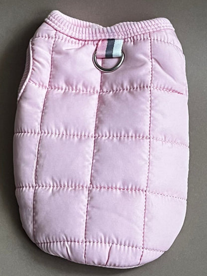 Chaleco en color rosa para perro o gato, es calientito, está forrado por dentro unisex. trae la argolla para sujetar la correa. es para razas pequeñas a medianas.