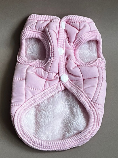 Chaleco en color rosa para perro o gato, es calientito, está forrado por dentro unisex. trae la argolla para sujetar la correa. es para razas pequeñas a medianas.
