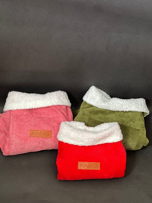 CHAQUETA PARA PERRO DE PANA FORRADA POR DENTRO, ES CALIENTITA, CON UN CORTE MODERNO. IDEAL PARA OTOÑO INVIERNO. CLIMAS FRIOS.