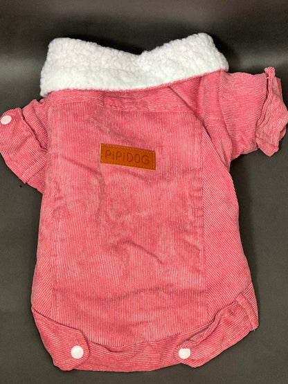CHAQUETA ROSA PARA PERRO DE PANA FORRADA POR DENTRO, ES CALIENTITA, CON UN CORTE MODERNO. IDEAL PARA OTOÑO INVIERNO. CLIMAS FRIOS.